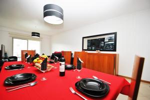 Una mesa con un mantel rojo con copas de vino. en Apartment Orlando by Algarve Vacation, en Albufeira