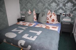 Un dormitorio con una cama con almohadas. en Gästehaus Sylvie, en Weywertz