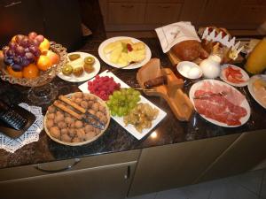 een tafel met veel verschillende soorten voedsel erop bij Bed & Breakfast La Val in Trin