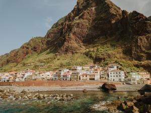 un pueblo a orillas de una montaña en Paul do Mar Beach House, en Paul do Mar