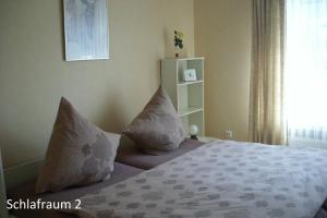 1 dormitorio con cama con almohadas y ventana en Ferienwohnung Waltraud, en Brilon