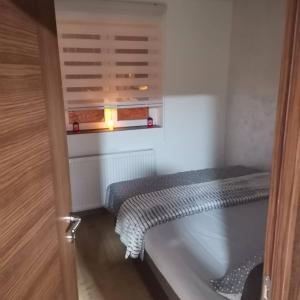 Łóżko lub łóżka w pokoju w obiekcie Apartmani MILOSAVLJEVIĆ Divčibare