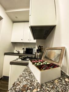 Una caja de vino sentada en un mostrador en una cocina en Exclusive Mood Apartment en Roma