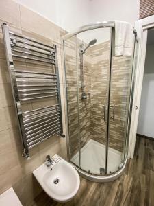 ein Bad mit einer Dusche und einem Waschbecken in der Unterkunft Exclusive Mood Apartment in Rom