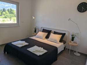 Llit o llits en una habitació de 5 bedrooms house with furnished garden and wifi at Corfinio