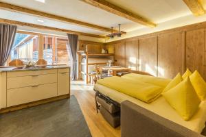 um quarto com uma cama grande e uma cozinha em Hofchalet Berg - Örlerhof em Prateria