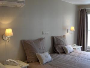 a bedroom with a bed with two pillows at Wenceslas Cobergher in Scherpenheuvel-Zichem