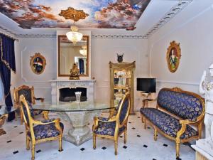 Televízia a/alebo spoločenská miestnosť v ubytovaní Royal House