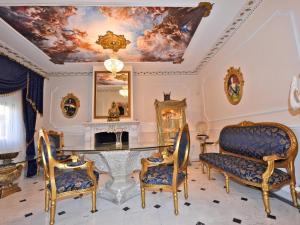 Posedenie v ubytovaní Royal House
