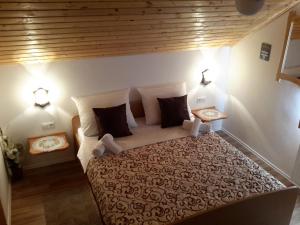 1 dormitorio con 1 cama grande y 2 lámparas en Lake House 1, en Lagos de Plitvice