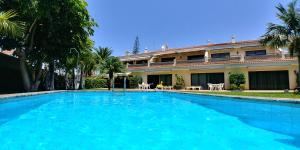 ein großes Schwimmbad vor einem Gebäude in der Unterkunft Elegant and Peaceful Aparments with Pool and Garden in Puerto de la Cruz
