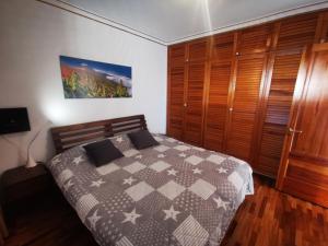 ein Schlafzimmer mit einem Bett und Holzschränken in der Unterkunft Elegant and Peaceful Aparments with Pool and Garden in Puerto de la Cruz + 21 Fotos