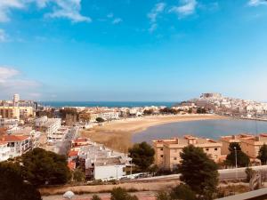 vistas a una ciudad con playa y edificios en Cerro Mar, en Peñíscola