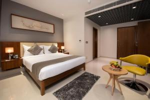 Een bed of bedden in een kamer bij Morvee Hotels Durgapur