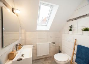 uma casa de banho com um lavatório e uma janela. em Blumeninsel em Horumersiel