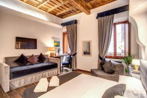 un salon avec un canapé et une table dans une pièce dans l'établissement Piazza di Spagna Comfort Rooms, à Rome