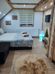 Łóżko lub łóżka w pokoju w obiekcie Apartmani MILOSAVLJEVIĆ Divčibare