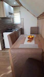 Kuchnia lub aneks kuchenny w obiekcie Apartmani MILOSAVLJEVIĆ Divčibare