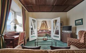 Telewizja i/lub zestaw kina domowego w obiekcie Lebenberg Schlosshotel-Kitzbühel