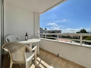 einen Balkon mit einem Tisch und Stühlen sowie einem Fenster in der Unterkunft Seaview Friendly Holiday Home 9 in Playa del Ingles