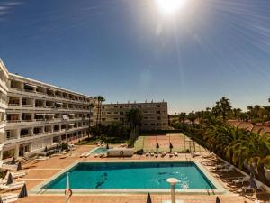 einem großen Pool vor einem Gebäude in der Unterkunft Seaview Friendly Holiday Home 9 in Playa del Ingles