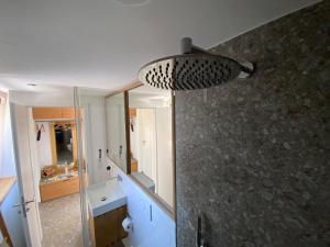 Ένα μπάνιο στο Guesthouse Paradies Samerberg +41 φωτογραφίες