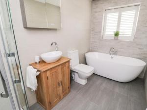 ベンスレフにあるTyddyn Glasの白い洗面台とトイレのあるバスルーム +32枚の写真