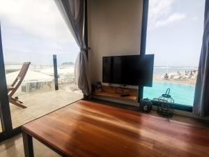 En TV eller et underholdningssystem på Apartamentos Punta Elena Beach