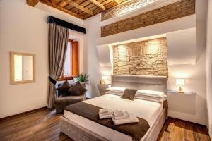 ローマにあるPiazza di Spagna Comfort Roomsの石壁のベッドルーム1室(ベッド1台付)