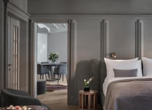 Rúm í herbergi á Hotel Weisses Roessl