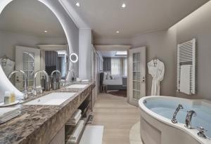 Baðherbergi á Hotel Weisses Roessl