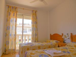 a bedroom with two beds and a window at Anamar Kione Rentals in Alcossebre