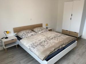 um quarto com uma cama grande e uma mesa de cabeceira em Schöne Ferienwohnung in Landsberg em Landsberg