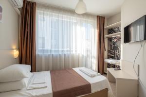 Una habitación de hotel con una cama y una ventana. en Blue Label Apart House, en Sofía