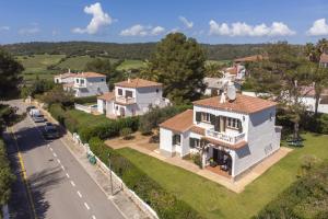 una vista aérea de una casa blanca con una calle en Villa Juana - Torre Solí, en Son Bou
