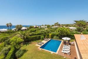 una imagen de una villa con piscina en Villa Sirena - Cap den Font en Binisafua