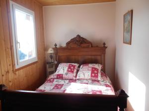 una camera con letto e trapunte rosse e bianche di Greselin a Chorges