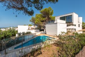 una imagen de una casa con piscina en Vela Llatina - Binibeca Vell, en Binibeca