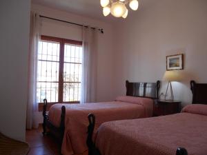 Een bed of bedden in een kamer bij Apartamento Playa de Regla, Chipiona, Andalucía, Aire acondicionado, Garaje, Wifi, Terraza