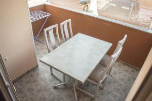 een tafel en stoelen in een keuken met een raam bij Privlaka's Sun&Sea in Privlaka