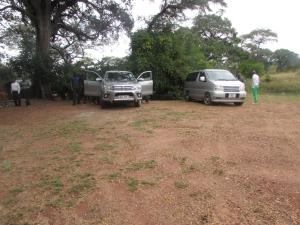 dwa samochody i ciężarówka zaparkowana na polu w obiekcie Naumba Camp and Campsite w mieście Ngoma
