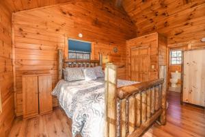 Galería fotográfica de Secluded Cabin Near Smoky Mountains. Hot Tub! Honeymoon! en Sevierville