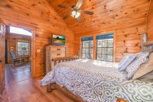 Galeriebild der Unterkunft Secluded Cabin Near Smoky Mountains. Hot Tub! Honeymoon! in Sevierville