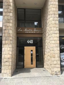 una entrada a un edificio con una puerta de madera en La Bonita Apartment, en San Carlos de Bariloche