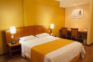 Postel nebo postele na pokoji v ubytování Hotel Moncloa
