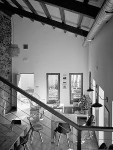 a living room with chairs and a couch at Parga Natura Alojamiento in Parga