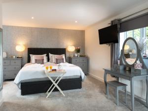 - une chambre avec un lit avec un miroir et une table dans l'établissement Be Our Guest Cottage, à Truro