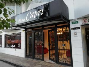 een winkel voor een winkel met smeedijzeren deuren bij Hostal Capri in Quito