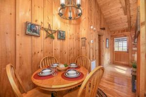 uma sala de jantar em madeira com uma mesa e cadeiras em View! Cozy, Private, Fireplace, Hot Tub Log Cabin, Honeymoon! em Sevierville