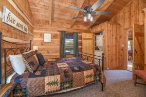 Ένα ή περισσότερα κρεβάτια σε δωμάτιο στο View! Cozy, Private, Fireplace, Hot Tub Log Cabin, Honeymoon!